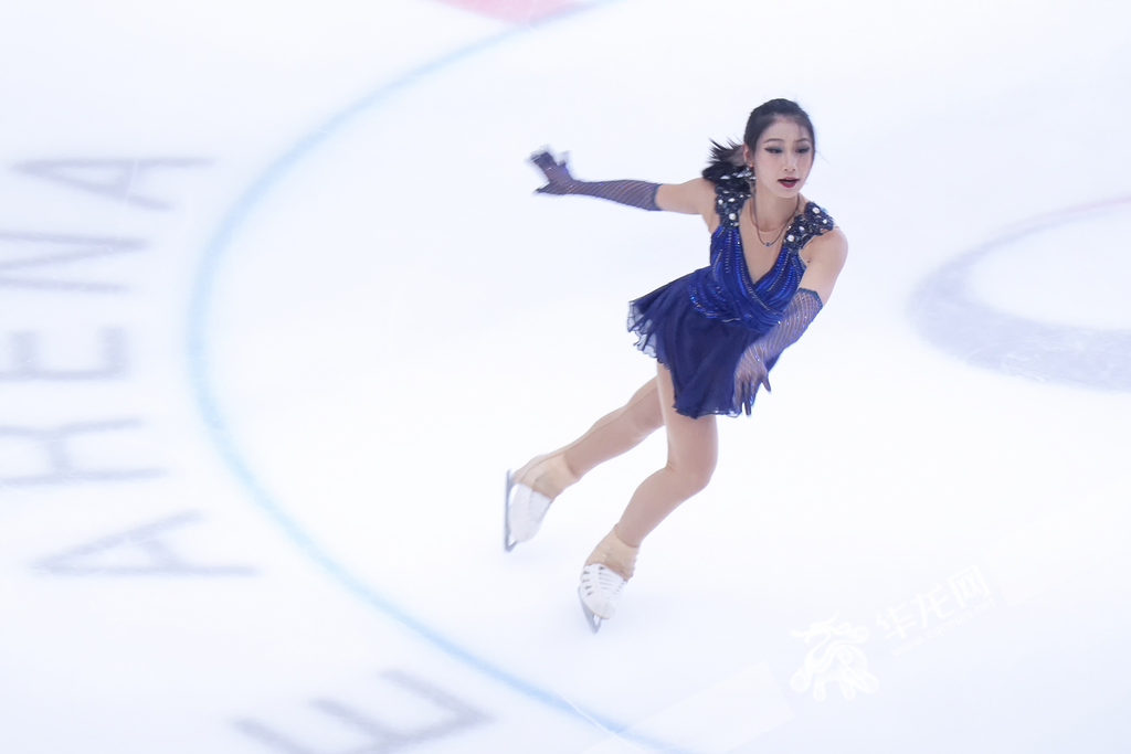 A player on the figure skating and ice hockey competition site of the 7th Games of Chongqing