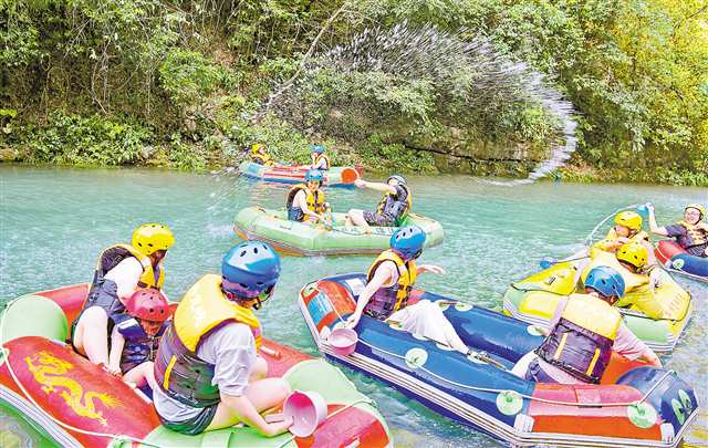 Visitors drifting and paddling in a stream at Shenlong Gorge Scenic Spot, Nanchuan District (File photo by Hu Bo / Visual Chongqing)