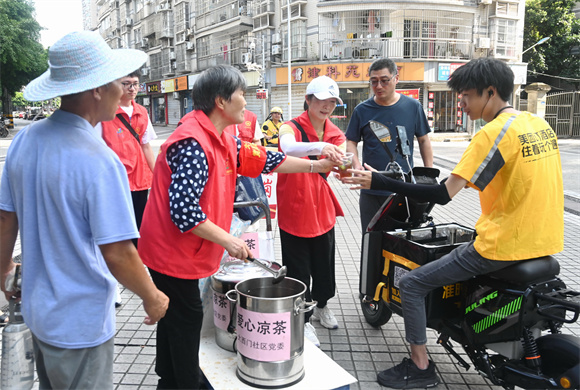 外卖员领取凉茶。张渝 摄