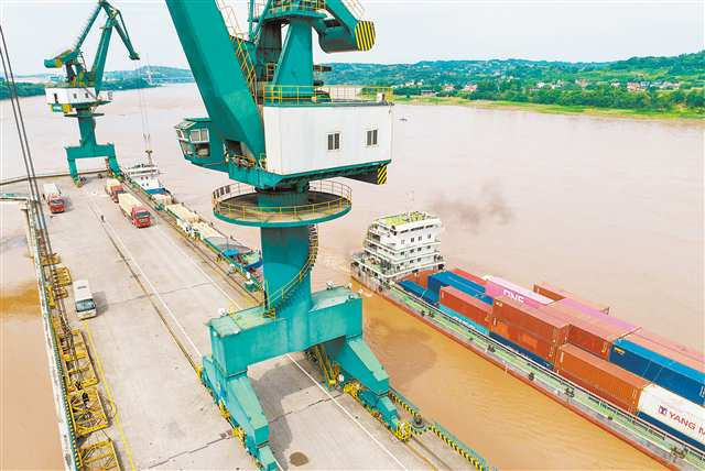 On August 9, containers were being loaded and unloaded at a wharf of Zhutuo Port, Yongchuan District