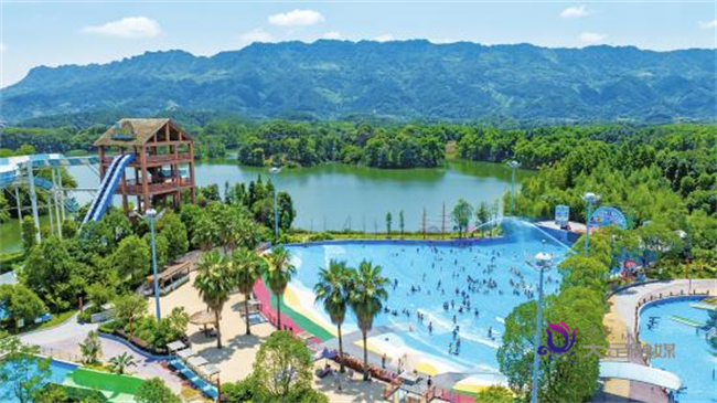 Visitors playing in Longshui Lake (Photo provided by Dazu Converged Media Center)