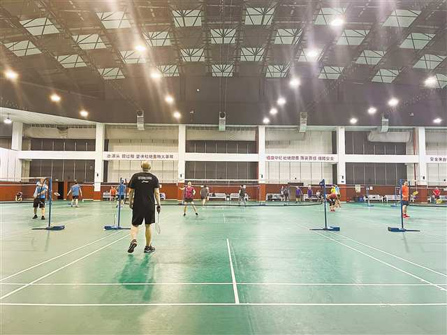 Citizens playing badminton at courts (Photographed by Qiu Xiaoya / Visual Chongqing)