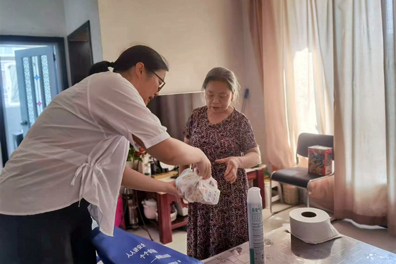 社區(qū)工作人員走訪轄區(qū)困難群眾。大竹林街道供圖 華龍網(wǎng)發(fā)