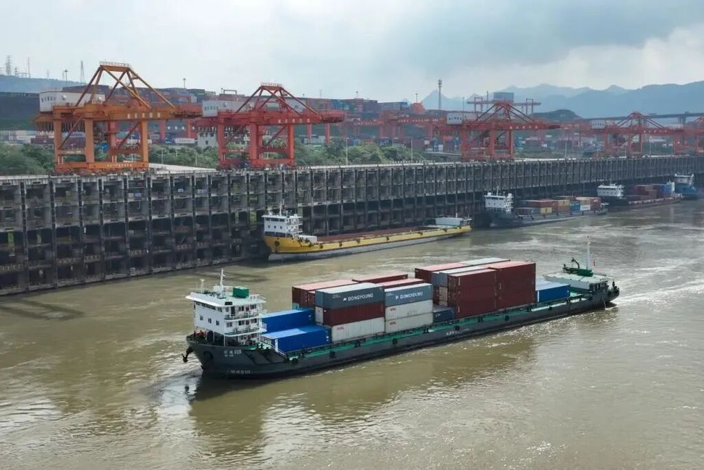 A cargo ship set sail from the container terminal of Guoyuan Port