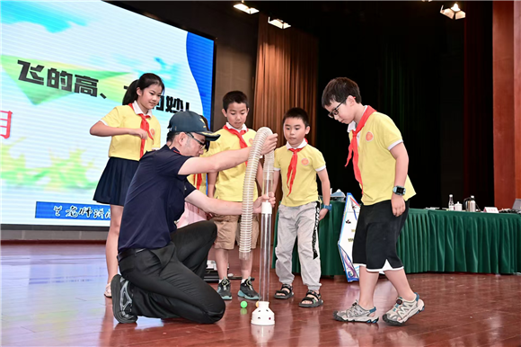 学生积极参与课堂互动。熊桂伟 摄