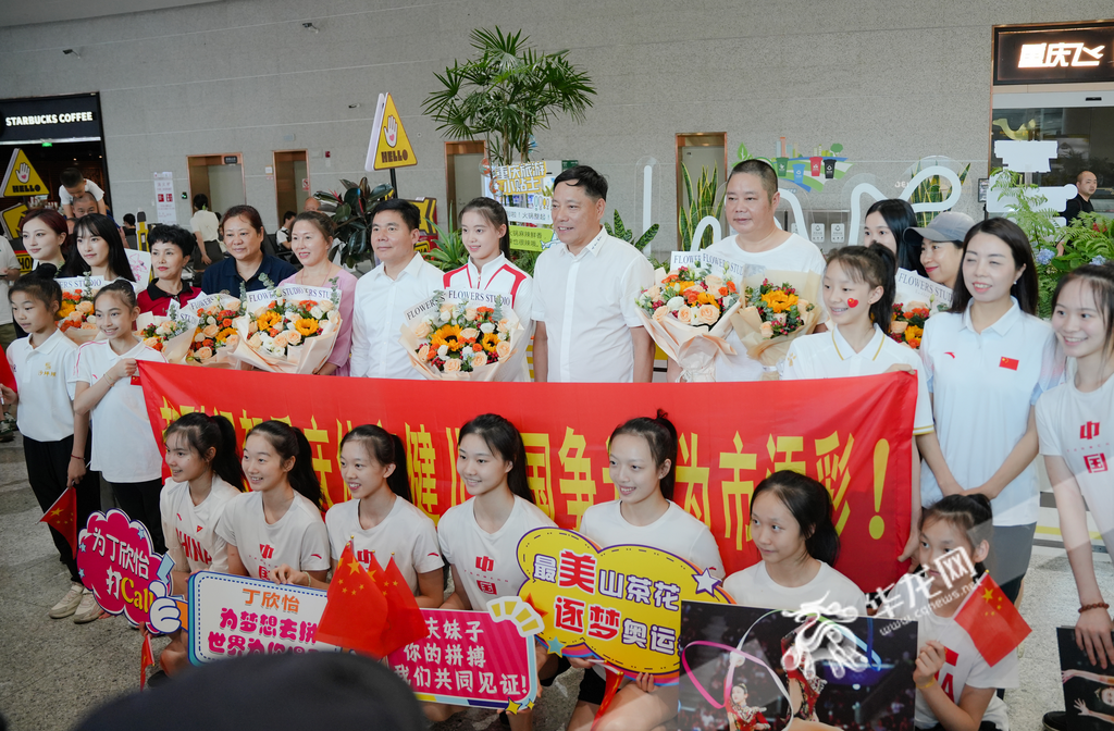 A group photo of Ding Xinyi and others