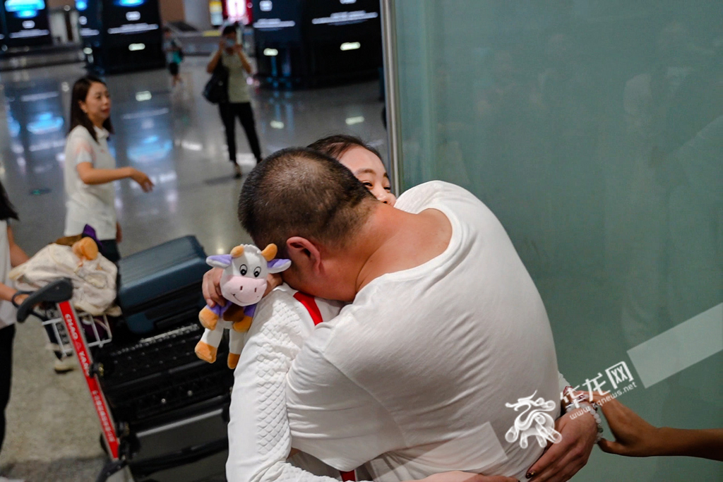 Ding Xinyi and her father embracing excitedly