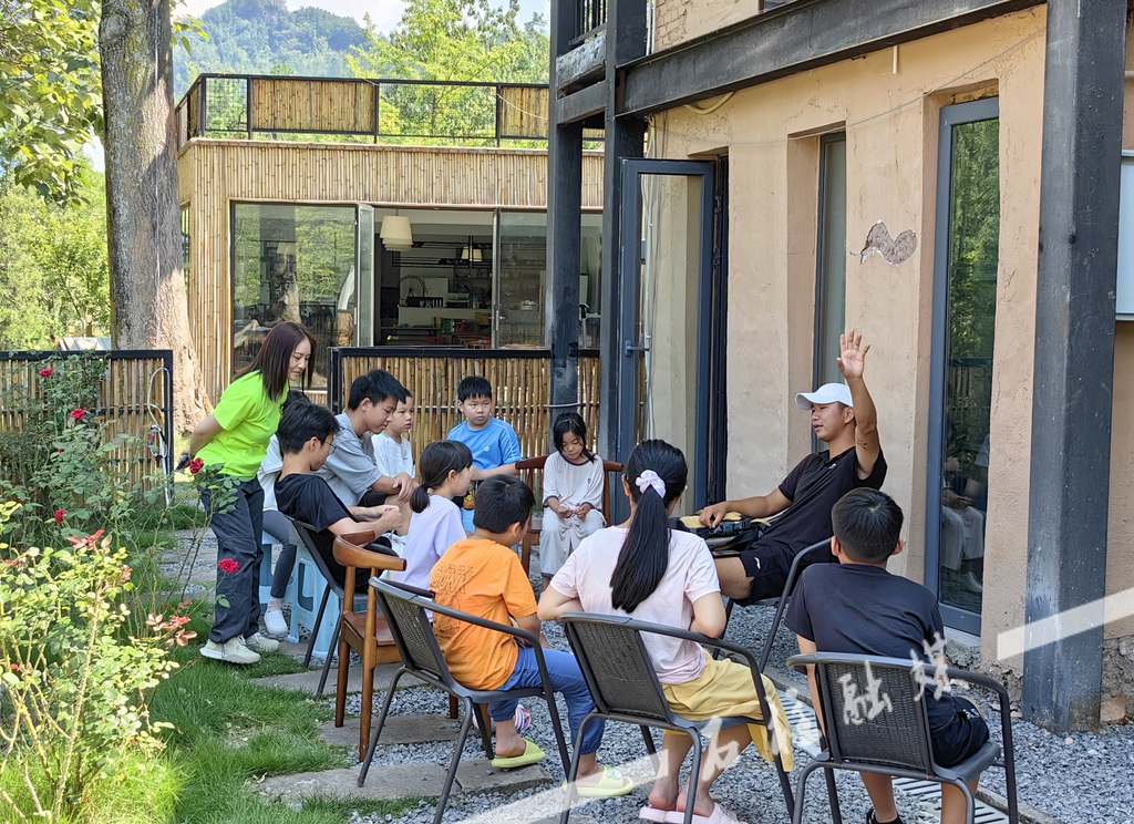 学生们围坐在休闲小院里享受大自然的静谧时光。