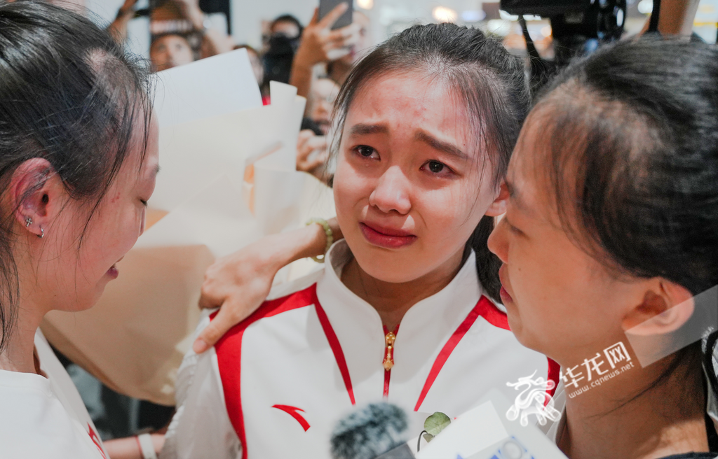 Ding Xinyi meeting her teammates in Chongqing