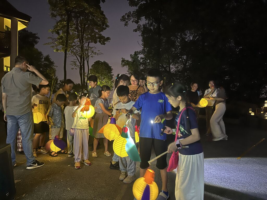 Children holding lanterns and experiencing science popularization (Photo provided by Nanshan Botanical Garden)