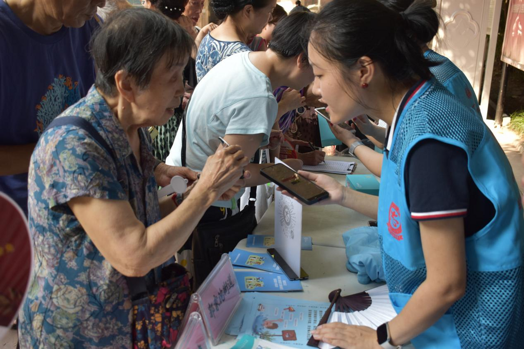 现场居民群众纷纷申请成为志愿者。郭家沱街道供图 华龙网发