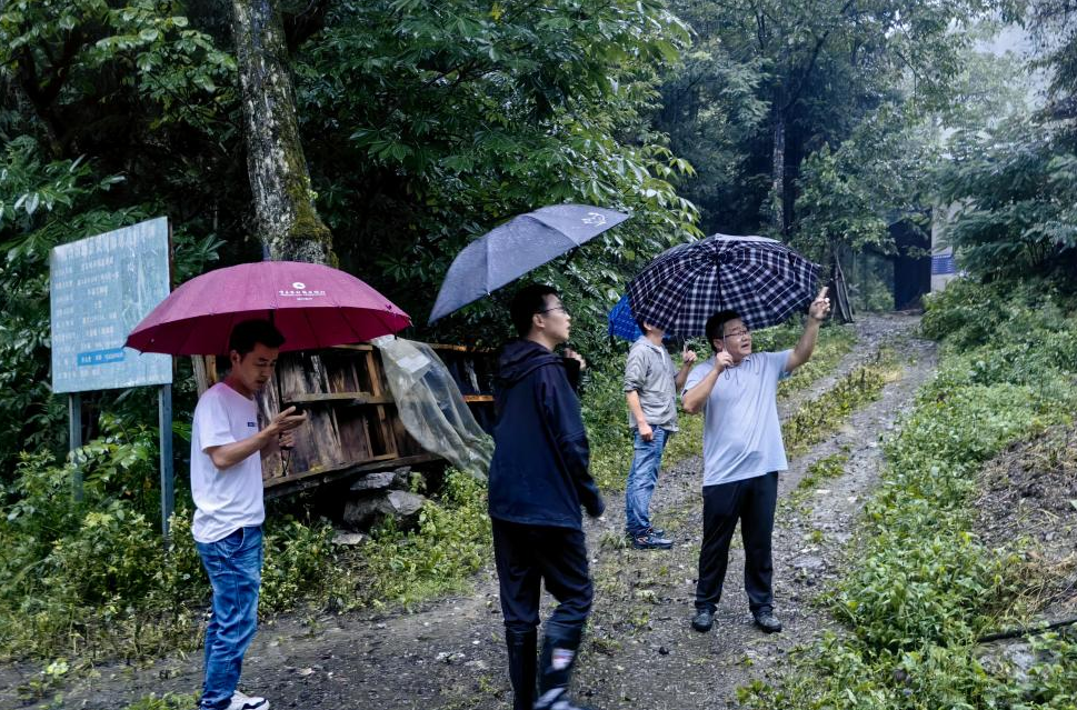 东安镇镇村干部和网格员、地灾监测员到仁河社区地灾点查看情况。东安镇供图