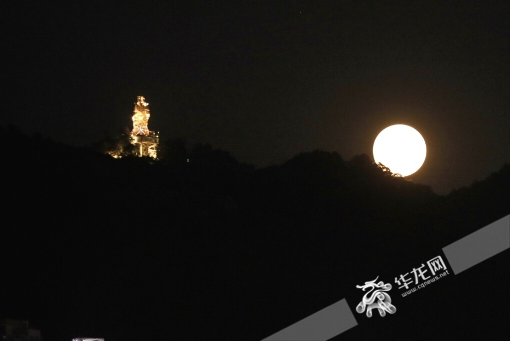 At 8:03 PM, the moon made a stunning appearance with the Golden Eagle on Nanshan Mountain