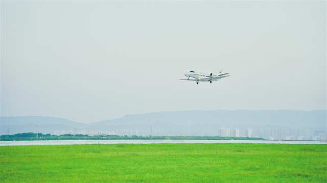 Calibration flights on the newly completed fourth runway at Jiangbei International Airport (Photo provided by Chongqing Airport Group)