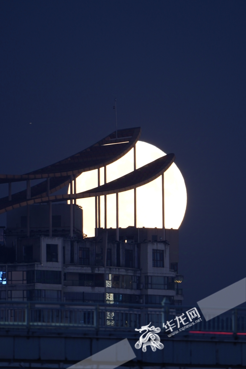 The moon rose over Yuzhong District