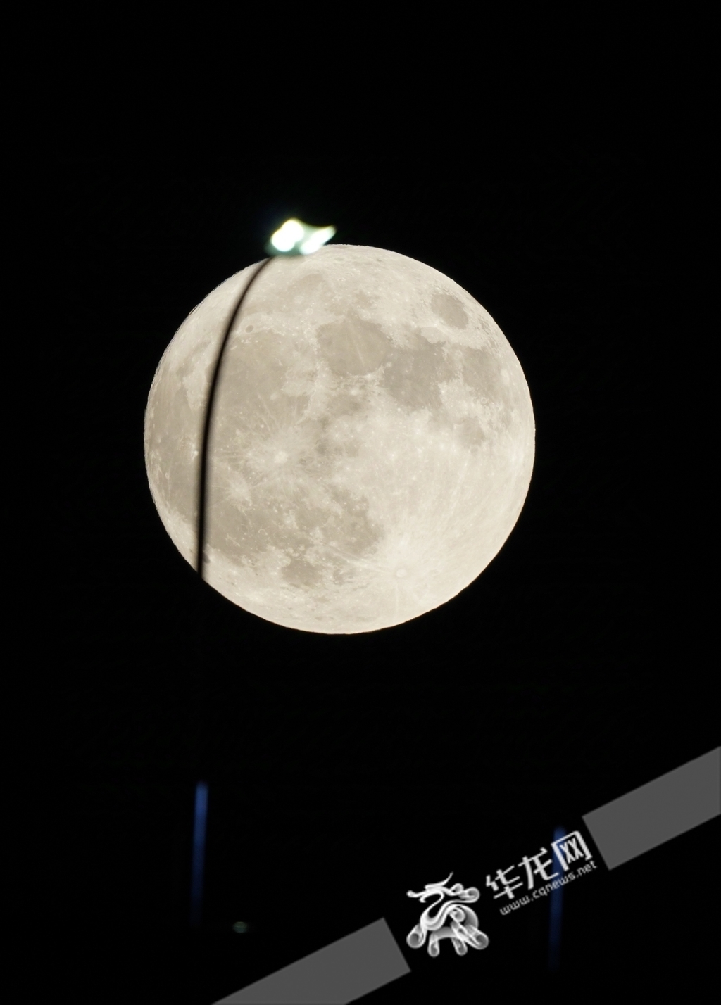 The moon and the street lamp