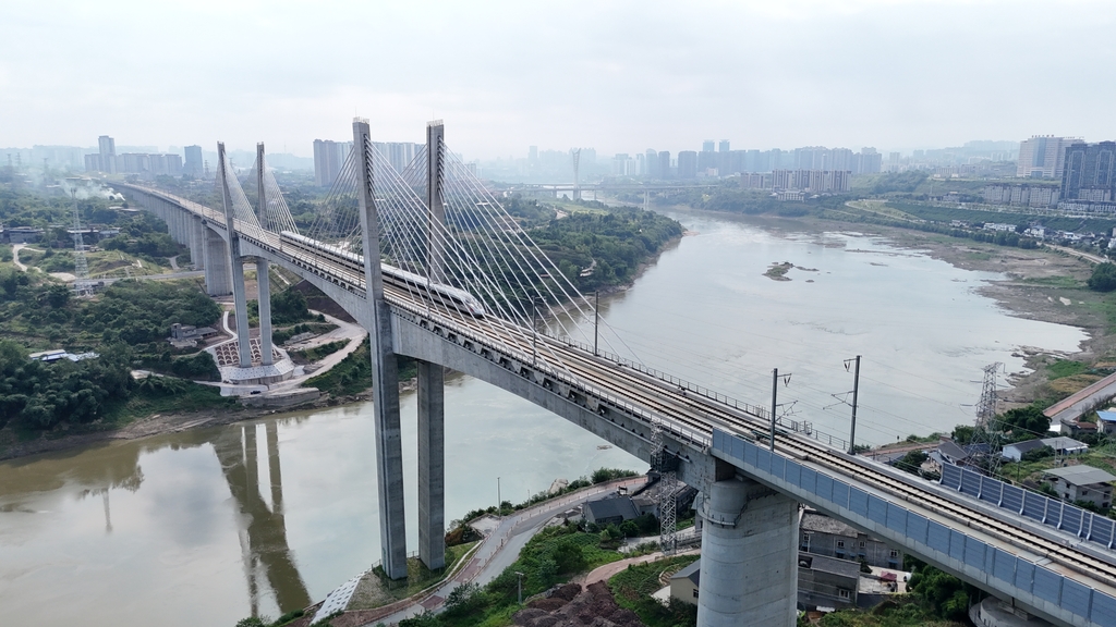 渝昆高鐵首趟試運行動車組駛過渝昆高鐵瀘州沱江大橋。通訊員 王黔川 攝