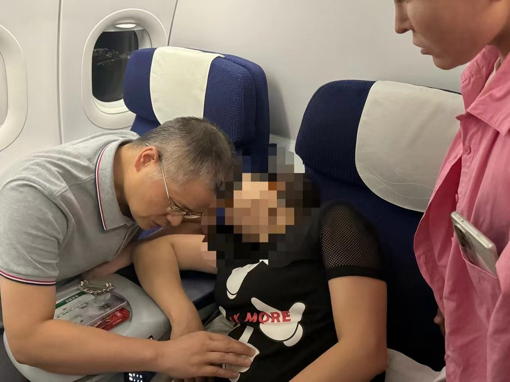 Qiu Min diagnosed and treated a patient mid-flight