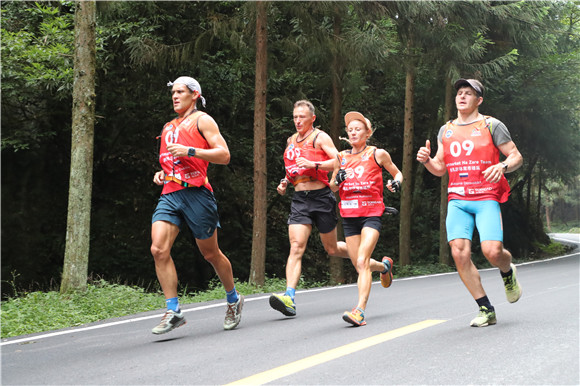 4参赛选手奔跑在仙女山国家森林公园。武隆区委宣传部供图 华龙网发