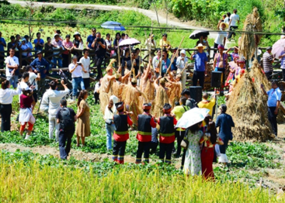 在大寨村举办的往届“乡恋龙凤”文化旅游节和民族村寨农民丰收节精彩瞬间。