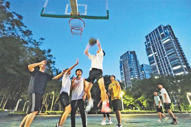 On August 21, students were playing basketball at the Central Park in Yubei District