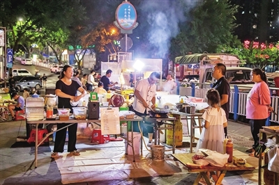 县城红星路夜市，消费者络绎不绝。记者 余鸿 摄