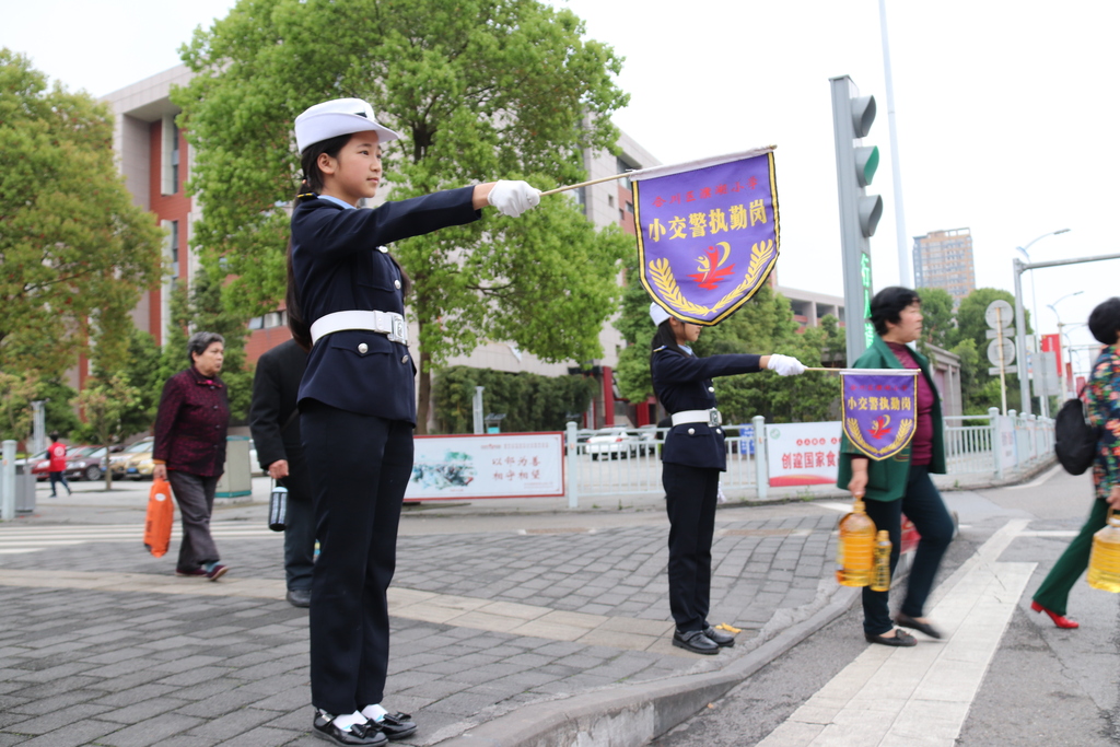 图4：在学校开展的”红色研学课之小交警实践活动“中，小交警认真执勤