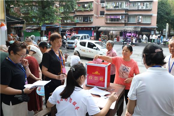 选民正在投票站处有序投票。礼嘉街道供图 华龙网发