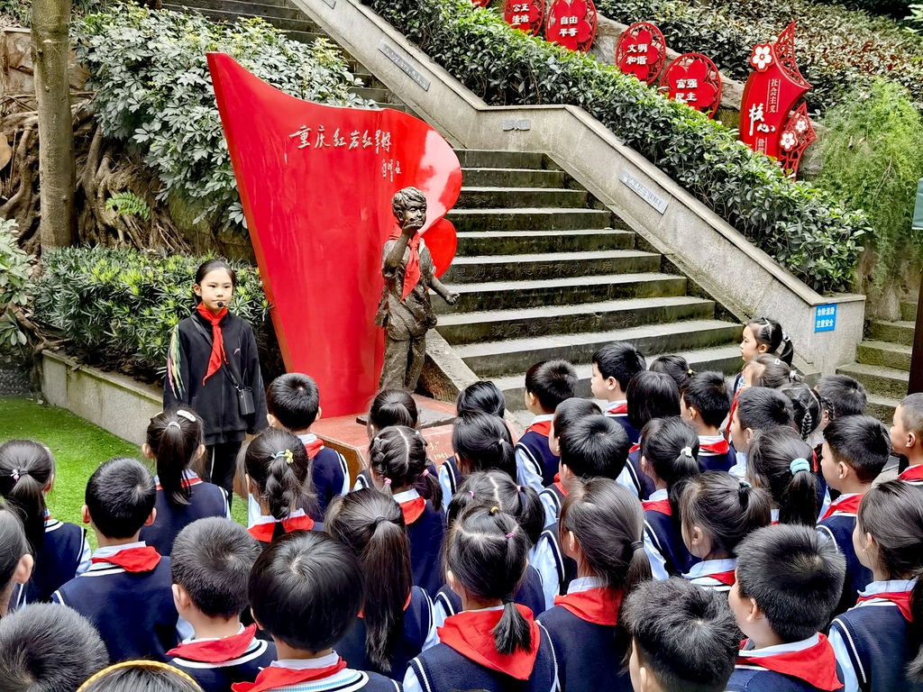 川外附小红色故事宣讲团成员邹予希为“小萝卜头”班同学讲述小萝卜头宋振中的故事