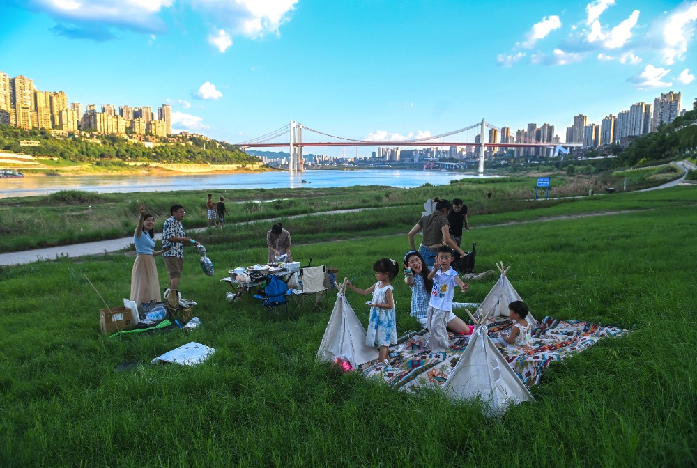 On August 24, at Jiulong Riverside Walkway, citizens preparing to camp and relax in the shade under the bridge