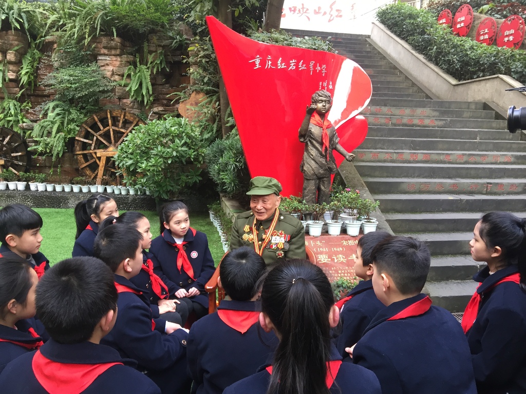 川外附小开展五老进校园活动，邀请抗美援朝老战士李万里给学生讲革命故事