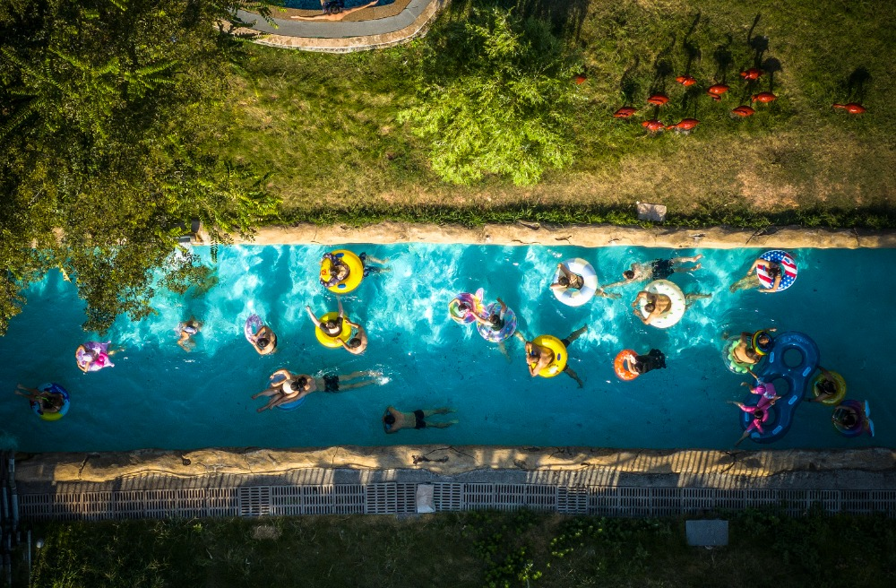 On August 24, at Andover Whale Bay Water World in Banan District, many citizens enjoying coolness in the water or on water entertainment facilities