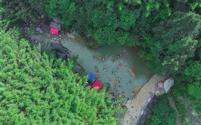 屏锦镇竹海村老龙洞，秀丽的风景、凉爽的溪水吸引不少市民、游客前往游玩。记者 熊伟 摄