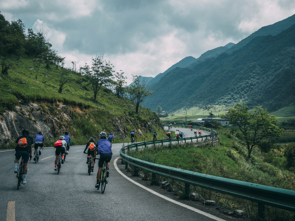 Cyclists during the race (Photograohed by Zheng Yinghao)