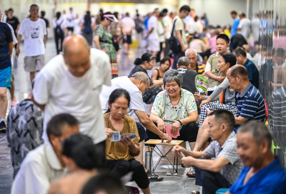 On August 24, at Zengjiayan Station of Line 2, citizens enjoying the coolness in the passageway of the station