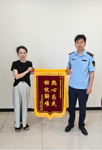 易女士向市场监管所赠送锦旗。香炉山街道供图