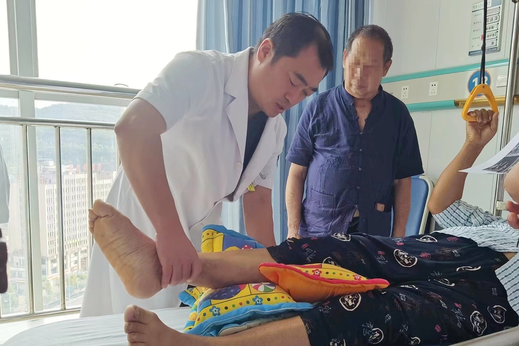 张孝华主任指导患者行术后功能锻炼