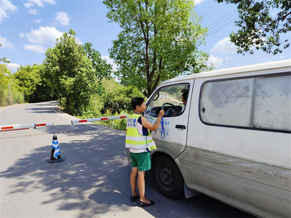 森林防火卡口志愿者對(duì)過往車輛嚴(yán)格掃碼、勸導(dǎo)。王家街道辦事處供圖 華龍網(wǎng)發(fā)