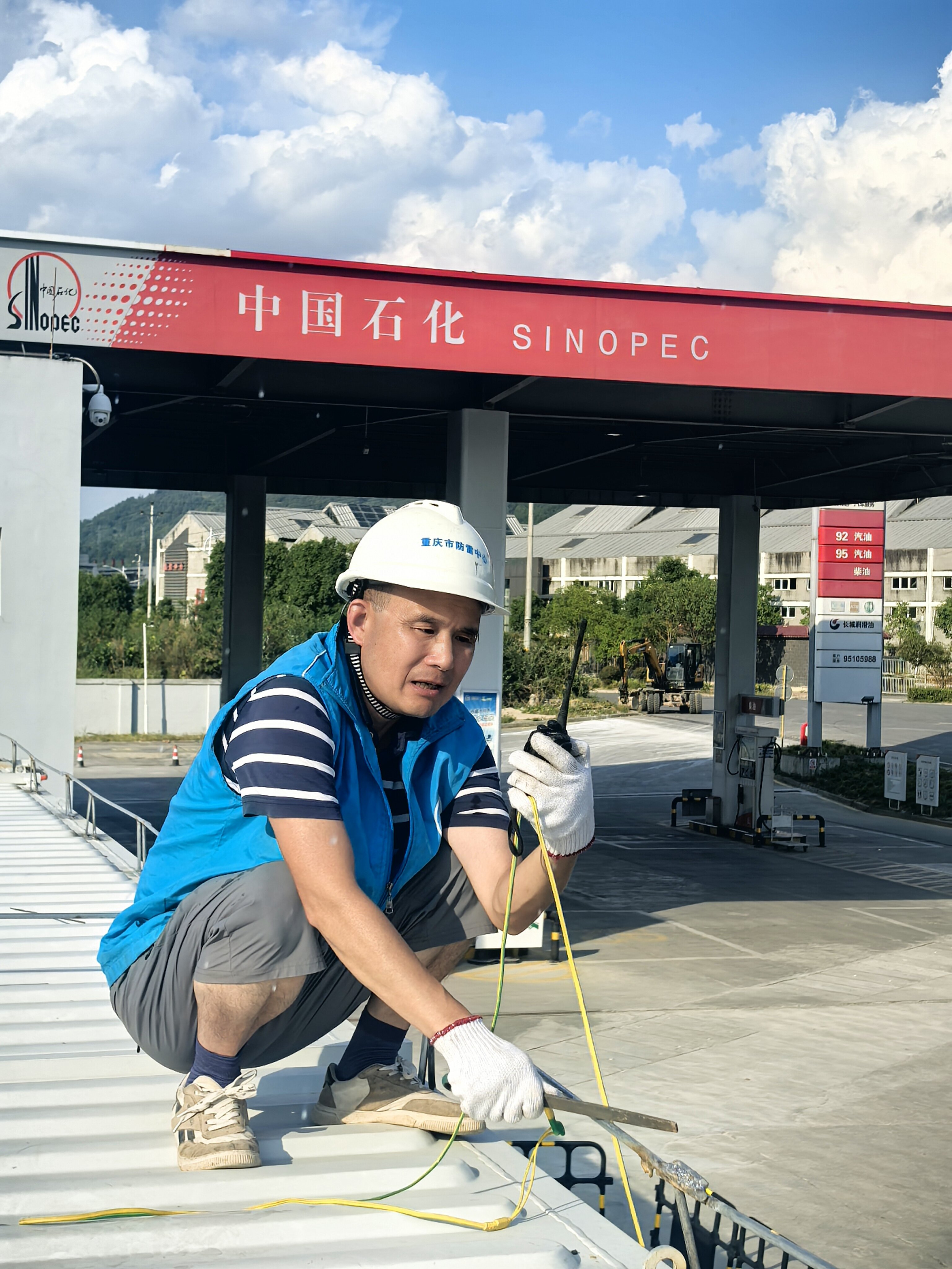 8月27日，市防雷中心技术人员冒着40℃高温在中石化板溪加油站检测撬装加气设施，确保防雷安全。摄影:张宏伟