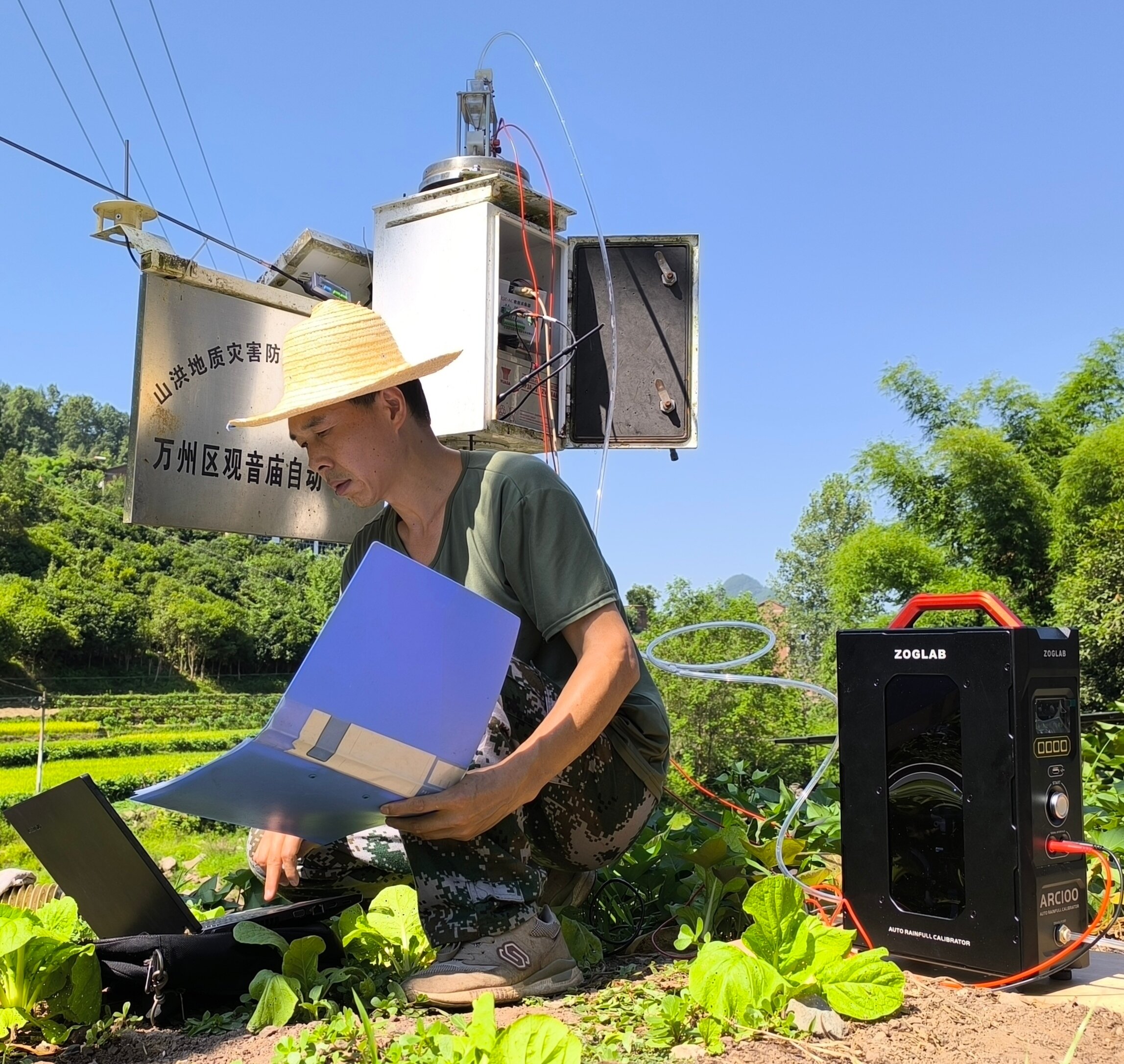 近日，万州区大部分地区温度超过37℃，局地出现超过40℃以上高温，图为万州区气象局业务人员对观音庙气象站进行维护，确保气象数据监测稳定。摄影：秦龙