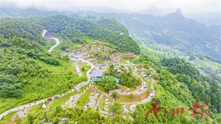 群山环抱的陶坪怡景高山露营基地。南川报记者 陈姗 摄