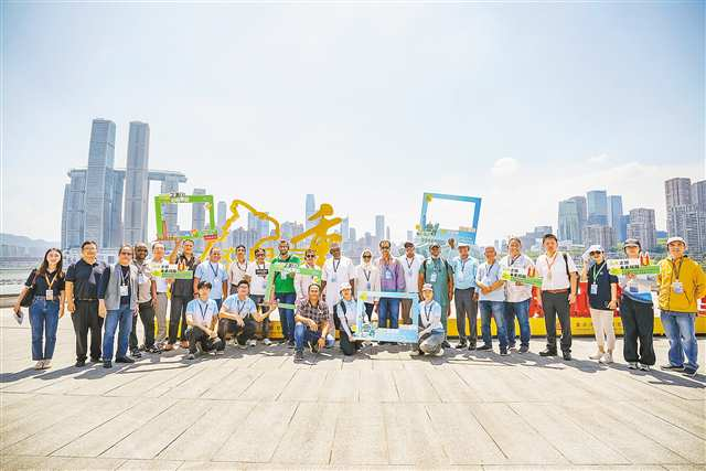 On August 27, during the 2024 "Belt and Road" Journalists Organization Forum Theme Exploration Event, journalists posing for a group photo outside the Chongqing Planning Exhibition Gallery