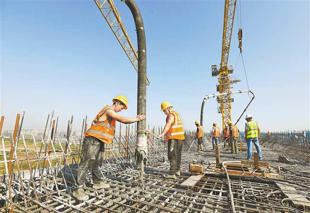 On August 27, at the top of the main tower at the south bank of Huangjuetuo Yangtze River Bridge, technical workers from China Railway Construction Bridge Engineering Bureau were completing the final pouring of concrete