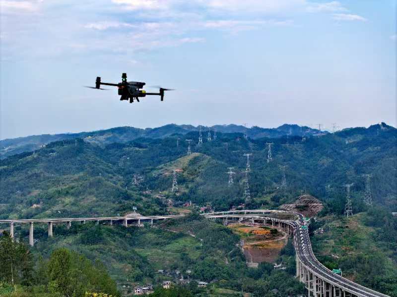 從戶外無人機機場升空的無人機實時監測“西電東送”輸電密集通道運行情況。通訊員 李濤 攝