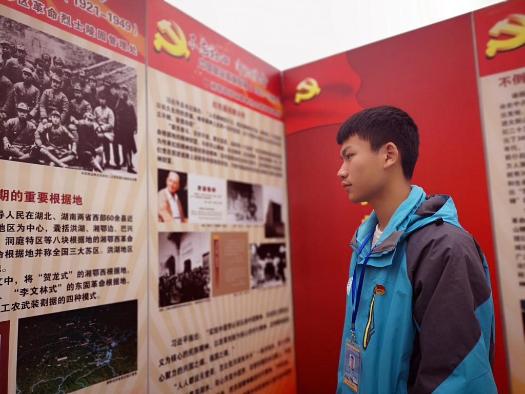 03我校学生参观学习红岩烈士宣传栏上的感人故事