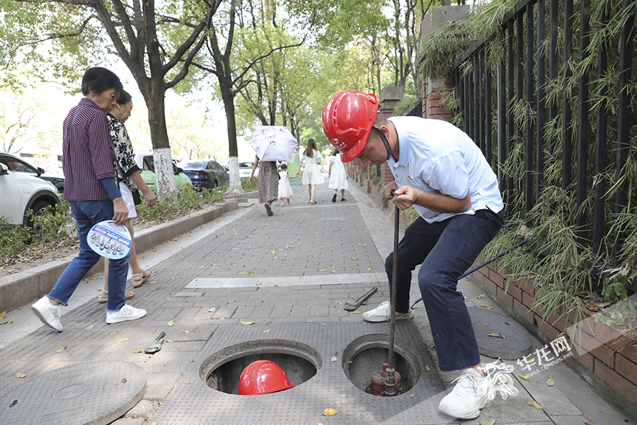 检修人员修理自来水阀门。华龙网首席记者 李文科 实习生 林靖昂 摄