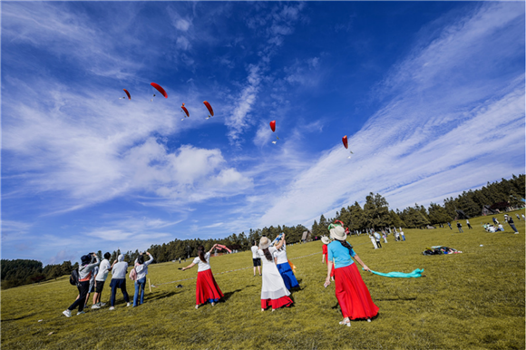 飛越仙女山。武隆區(qū)文化旅游委供圖 華龍網(wǎng)