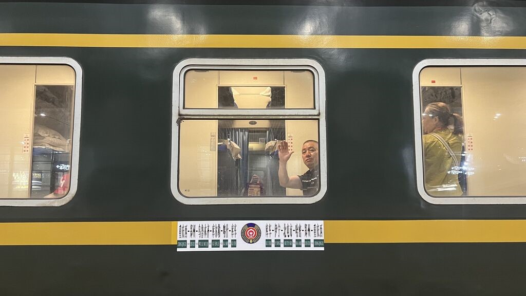 Train Y408 ready for departure at Chongqing West Railway Station (Photographed by Cheng Yu)