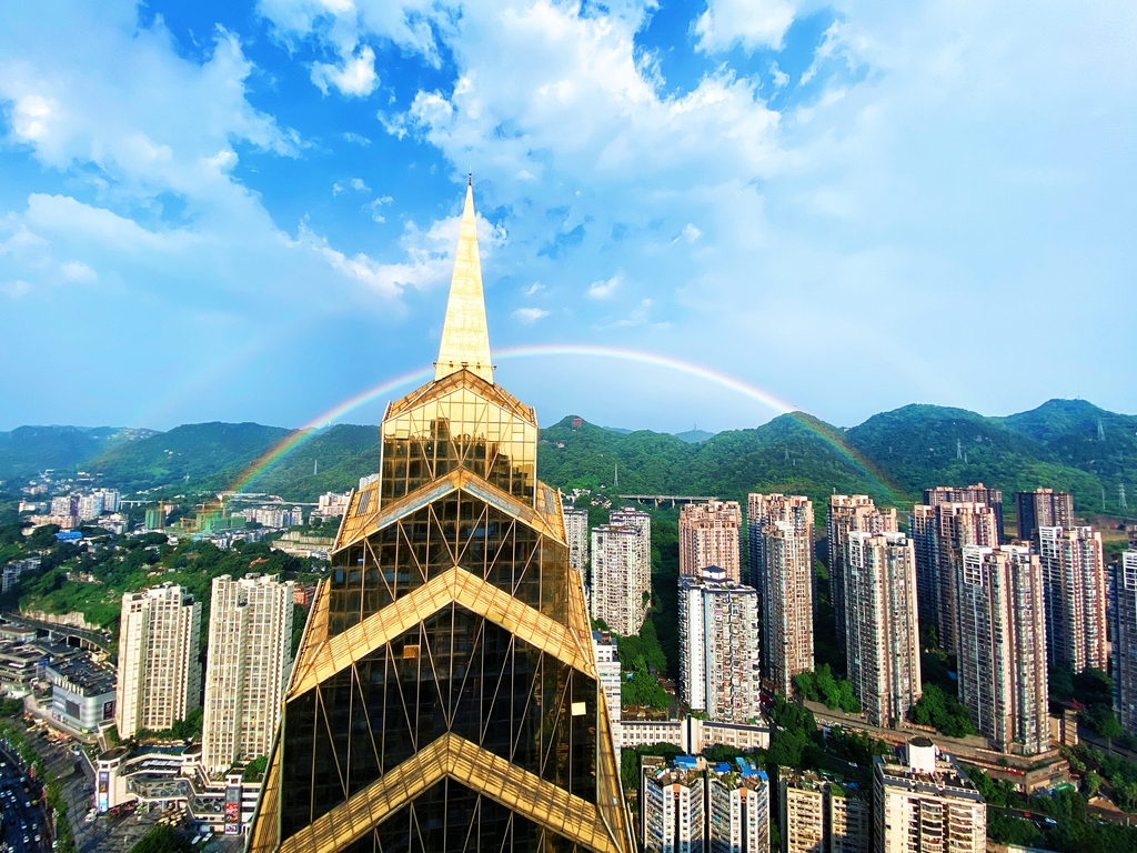 008——美丽的彩虹显现在南岸区上空。图片由重庆城上天幕乐游观光塔提供