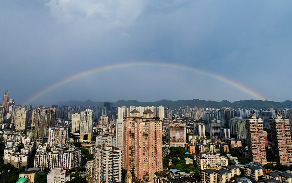 011——彩虹闪现在重庆市南岸区上空。通讯员 岳林泉 摄